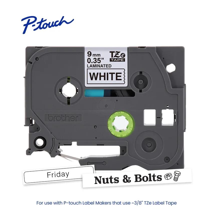 Cassette de cinta laminada Brother TZe-221 de 9 mm junto a etiquetas blancas de ejemplo con los textos “Friday” y “Nuts & Bolts”.