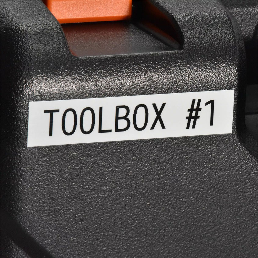 Caja de herramientas negra identificada con una etiqueta blanca de texto negro que dice “TOOLBOX #1”.