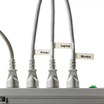 Cables grises conectados a un equipo e identificados con etiquetas que indican Printer, Laptop y Monitor.
