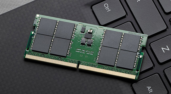 Módulo de memoria RAM Kingston tipo SO-DIMM apoyado sobre el teclado de una notebook.