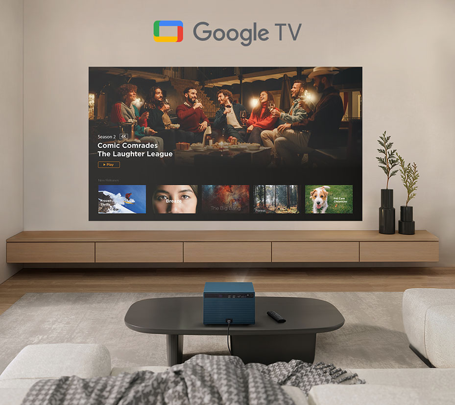 Proyector ViewSonic LX60HD sobre una mesa proyectando la interfaz de Google TV en una pared de living moderno