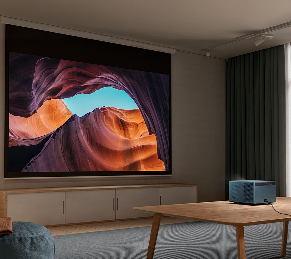 Proyector ViewSonic LX60HD sobre una mesa proyectando una imagen de gran tamaño en una pantalla de living