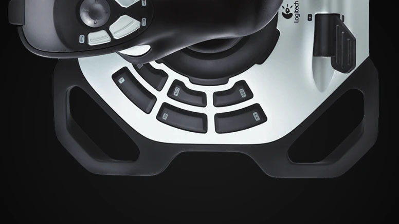 Primer plano de la base del Joystick Logitech Extreme 3D Pro mostrando los botones programables del uno al doce y la empuñadura del acelerador en la parte superior derecha