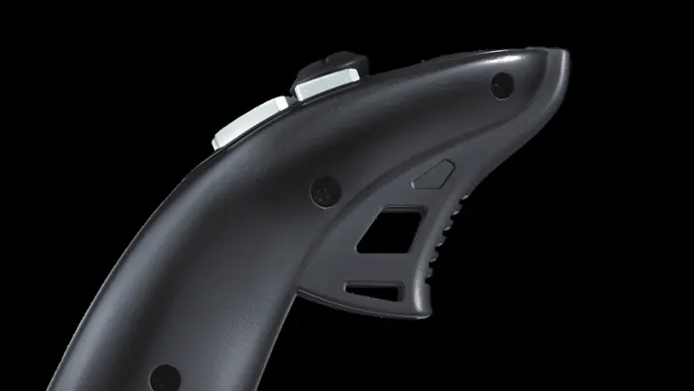 Primer plano lateral del mango del Joystick Logitech Extreme 3D Pro mostrando el botón de disparo y el agarre cómodo