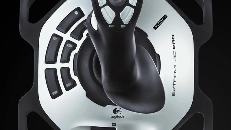 Vista cenital del Joystick Logitech Extreme 3D Pro enfocándose en la palanca y la base con los botones programables del siete al doce el logo de Logitech y el nombre del producto