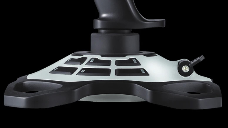 Primer plano inferior de la base del Joystick Logitech Extreme 3D Pro mostrando los botones programables en la base y el control de palanca de timón lateral