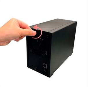 Una mano desenroscando manualmente un tornillo en la parte trasera del NAS Asustor DRIVESTOR 2 Lite, indicado por una flecha circular roja para demostrar que podés abrir el equipo sin usar herramientas.