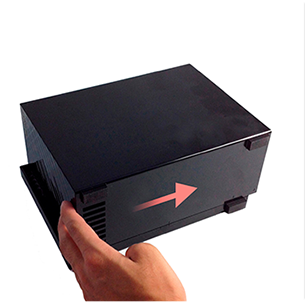 Una mano deslizando la cubierta lateral del NAS Asustor DRIVESTOR 2 Lite siguiendo la dirección de una flecha roja, mostrando cómo podés abrir el chasis fácilmente.