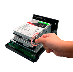 Una mano ajustando un disco rígido dentro del NAS Asustor DRIVESTOR 2 Lite abierto, con una flecha roja circular que señala que podés fijar los discos a mano sin necesidad de usar herramientas.