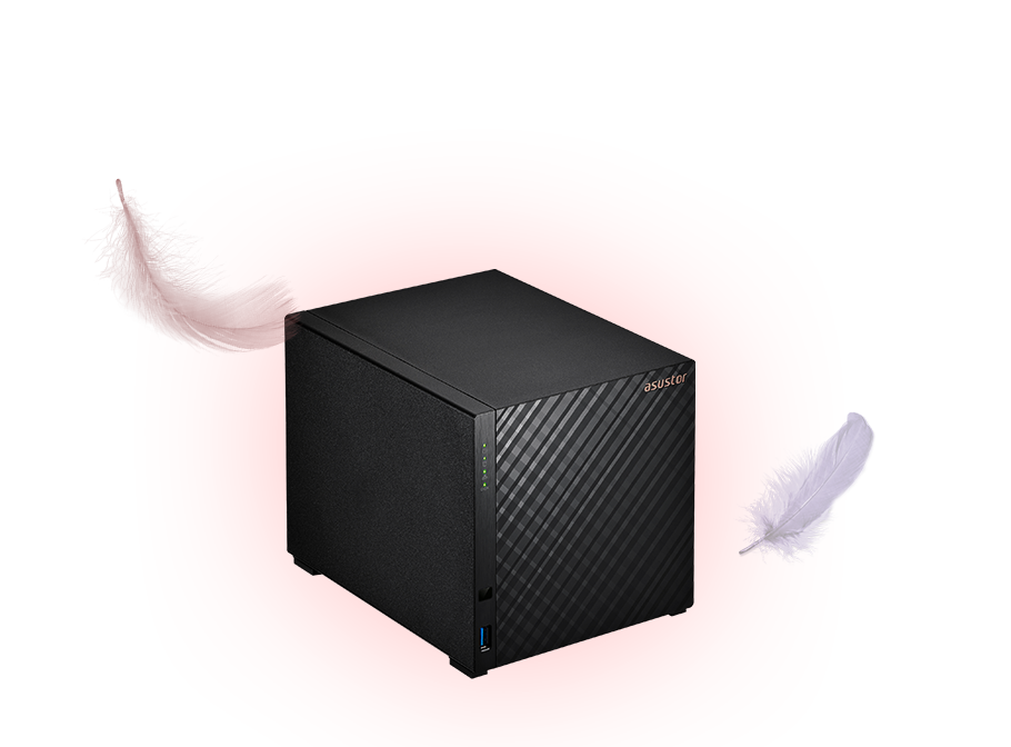 Imagen del NAS Drivestor 4 rodeado de plumas flotando para que notes su funcionamiento ultra silencioso.