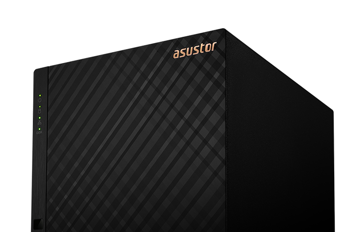 Vista de cerca del panel frontal del NAS Asustor Drivestor 4 con terminación en patrón de diamante negro y el logo Rose Gold, para que aprecies su diseño elegante.