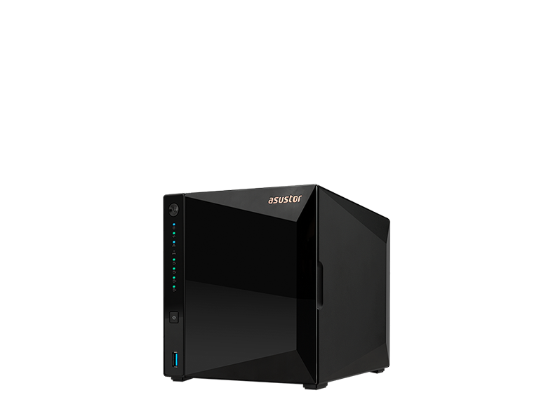 Vista de tres cuartos del dispositivo NAS Asustor DRIVESTOR 4 Pro Gen2 (AS3304T v2) de color negro, mostrando su panel frontal facetado y las luces indicadoras a la izquierda.