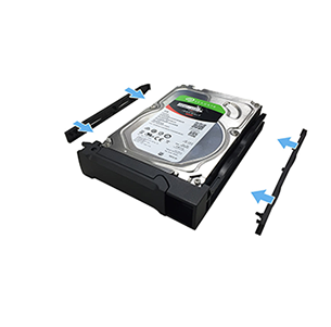 Imagen de un disco rígido de 3,5 pulgadas siendo colocado en una bandeja de extracción rápida de un NAS Asustor DRIVESTOR 4 Pro Gen2 mediante el ajuste de los rieles laterales sin herramientas.