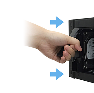 Deslizá la bandeja con el disco rígido dentro de la bahía del NAS Asustor DRIVESTOR 4 Pro Gen2 para completar la instalación de forma rápida y sencilla.