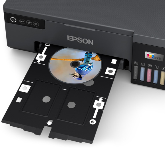 detalle de la impresión directa en CD/DVD y en tarjetas de identificación de PVC de la Impresora Fotográfica Inalámbrica EcoTank L8050