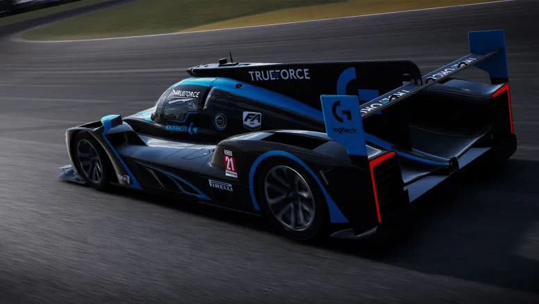 Coche de carreras tipo Le Mans con librea negra y azul de Logitech y TRUEFORCE en una pista de carreras, visto desde la parte trasera, con el número 21.