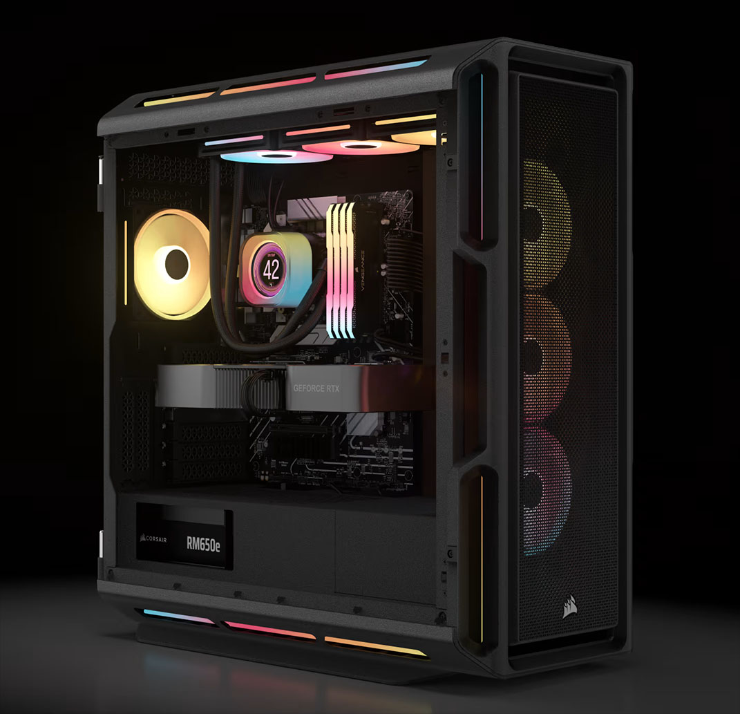 Gabinete gamer Corsair con panel lateral transparente, iluminación RGB en ventiladores, refrigeración líquida AIO, memoria con disipadores iluminados, placa gráfica GeForce RTX y fuente RM650e, todo en una configuración de alto rendimiento.