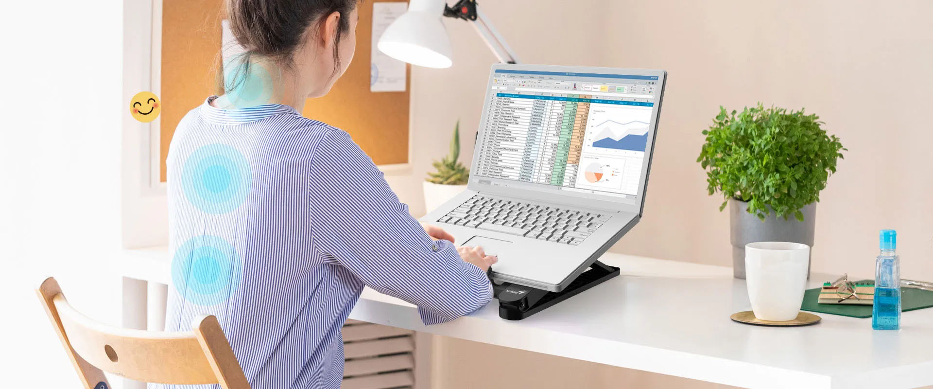 Persona de espaldas usando una notebook sobre el soporte G-Stand M200, mostrando postura ergonómica con círculos azules en espalda y cuello y un ícono feliz.