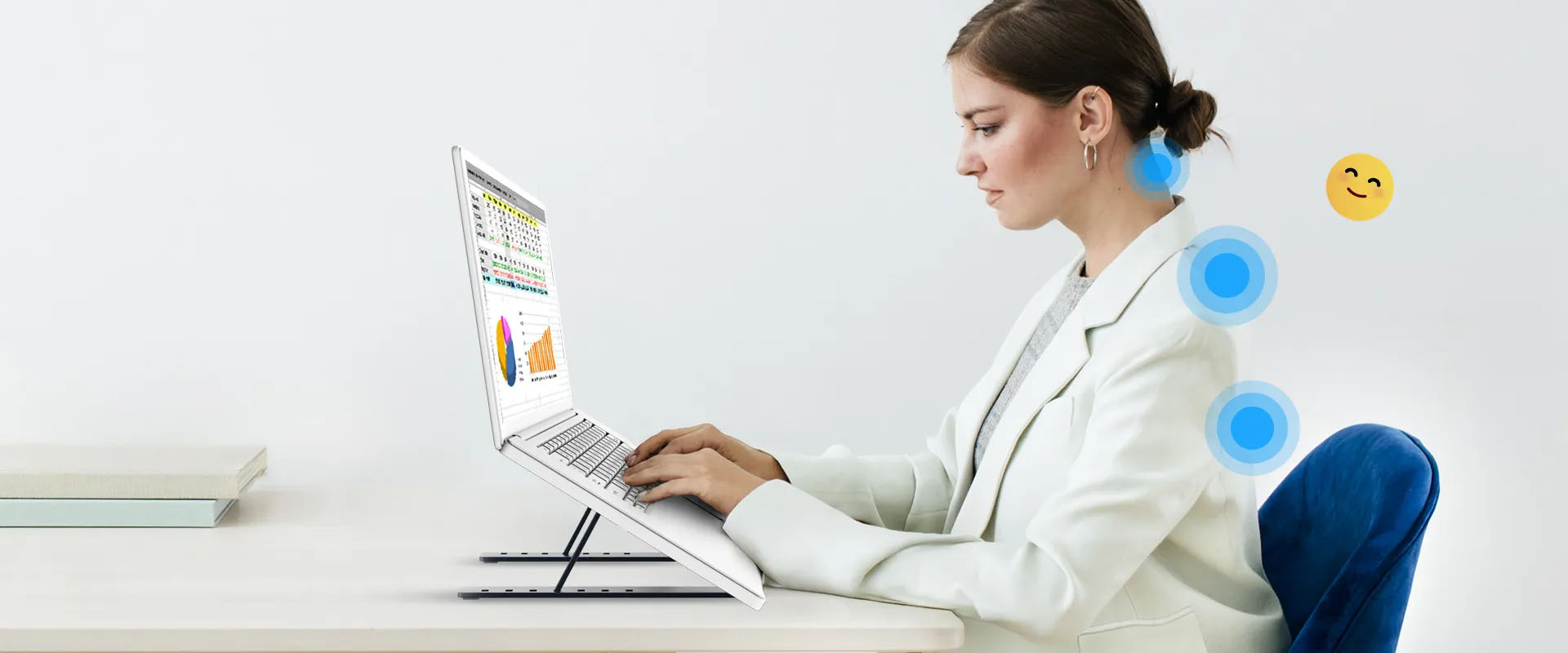 Persona usando una notebook sobre el soporte G-Stand M250, mostrando una postura ergonómica con círculos azules y un ícono de cara feliz.