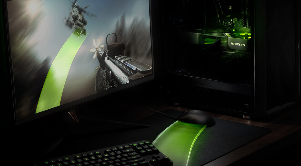 NVIDIA Reflex - Un monitor con un juego en pantalla, junto a una PC desktop con una GPU NVIDIA con el Logo iluminado, el mouse en movimiento y el teclado iluminado