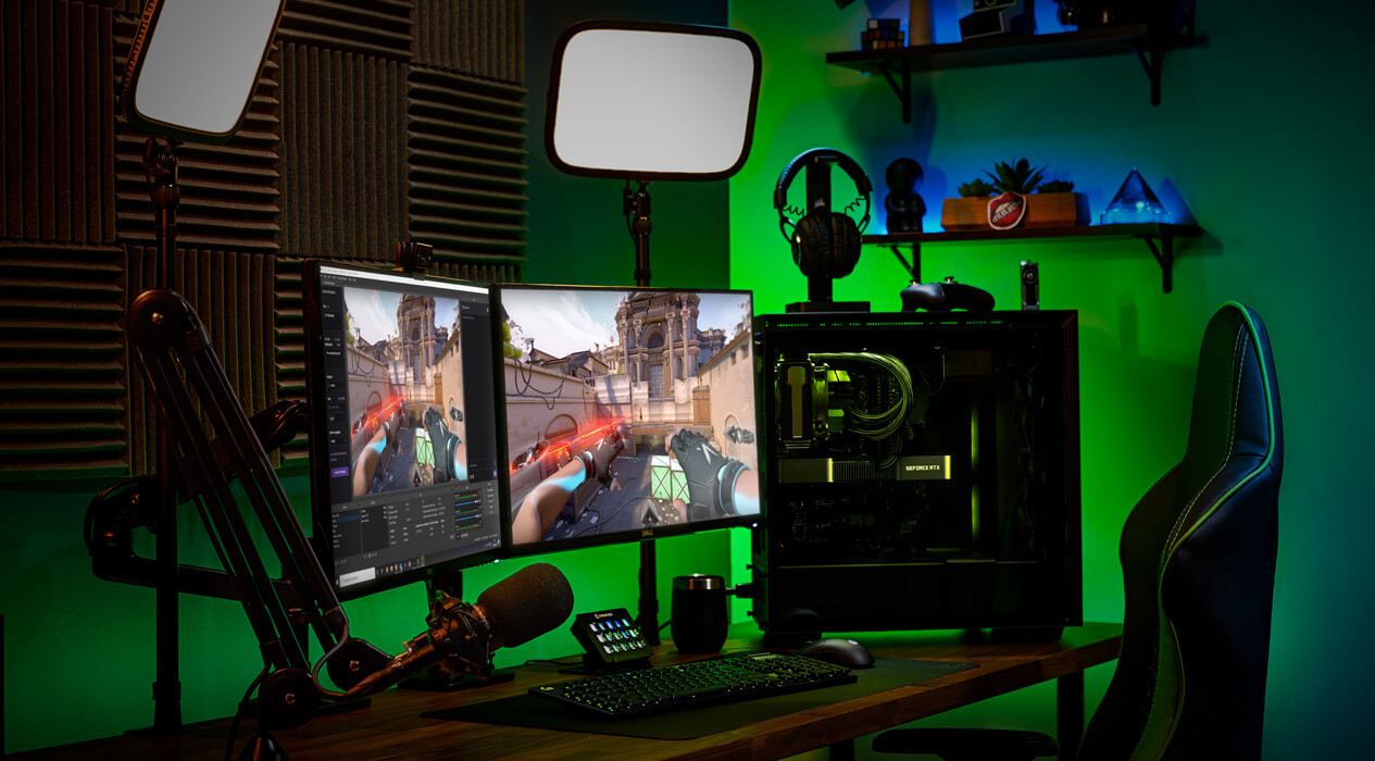 Un equipo desktop Gaming con accesorios para streaming como micrófono, luces, soportes e iluminacion trasera de colores