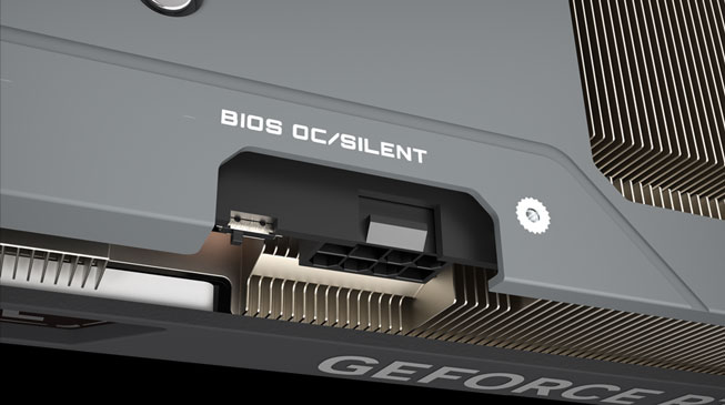 imagen de la placa Gigabyte GeForce RTX™ 4070 EAGLE OC 12G mostrando el texto impreso en la placa trasera: BIOS OC / SILENT y el switch correspondiente para seleccionar la opción