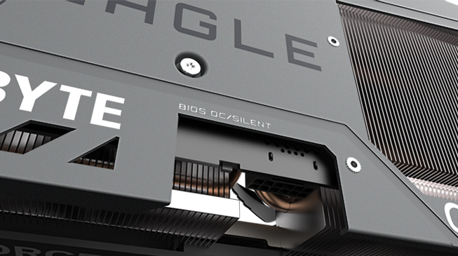 imagen de la placa GeForce 4070 Ti EAGLE OC 12G mostrando el texto impreso en la placa trasera: BIOS OC / SILENT y el switch correspondiente para seleccionar la opción