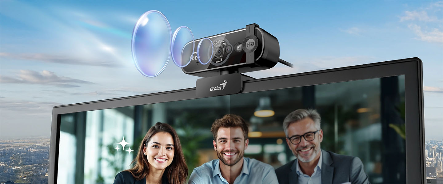Webcam Genius FaceCam Open montada sobre un monitor con enfoque automático durante una videollamada empresarial