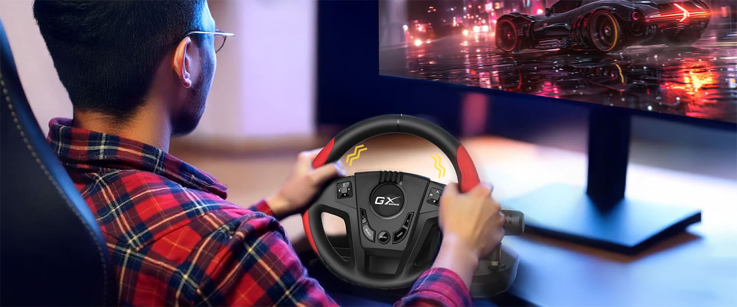 Un joven sentado en una silla de juego con camisa a cuadros roja y negra, con las manos en el volante Genius SpeedMaster. Se notan ondas amarillas sobre el volante que indican la función de vibración o retroalimentación háptica, mientras el joven mira un auto deportivo en la pantalla del monitor.