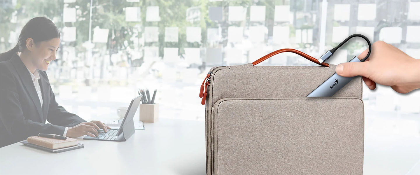 Hub Genius UH-545 guardado en el bolsillo de una funda para notebook para transportarlo fácilmente