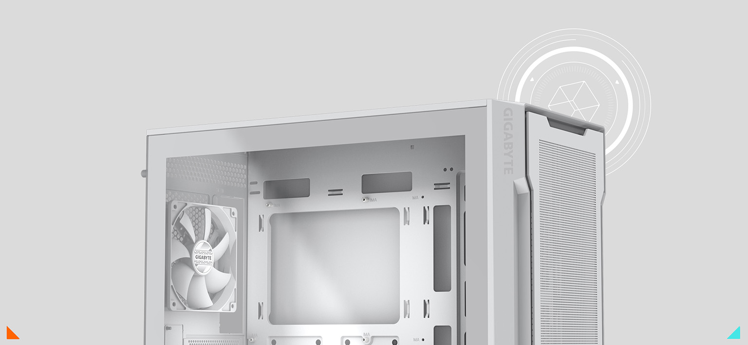 Vista cercana del Gabinete GIGABYTE C102 GLASS ICE, mostrando el panel frontal con diseño perforado y ventilador trasero preinstalado dentro del chasis.