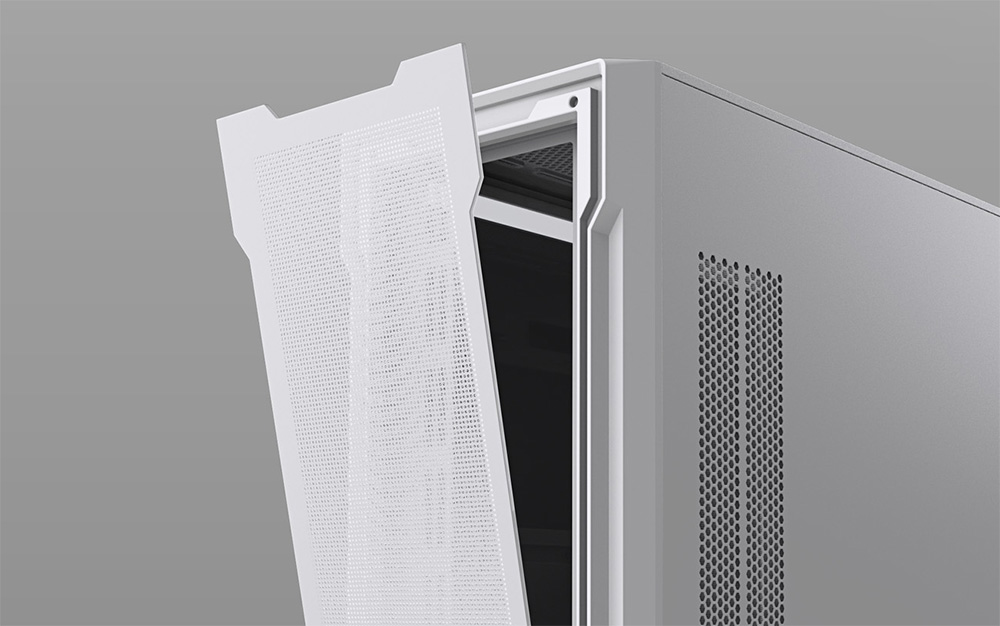 Panel frontal del Gabinete GIGABYTE C102 GLASS ICE parcialmente removido, mostrando su diseño perforado y estructura interna para mejorar el flujo de aire.