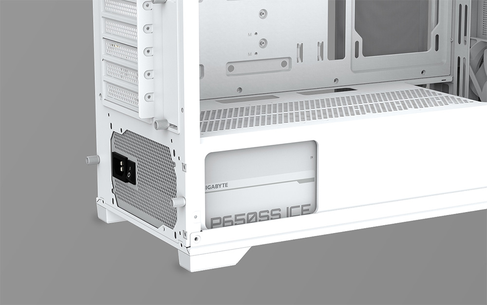 Vista trasera e inferior del Gabinete GIGABYTE C102 GLASS ICE mostrando una fuente de alimentación Gigabyte P550SS instalada en su compartimento dedicado.