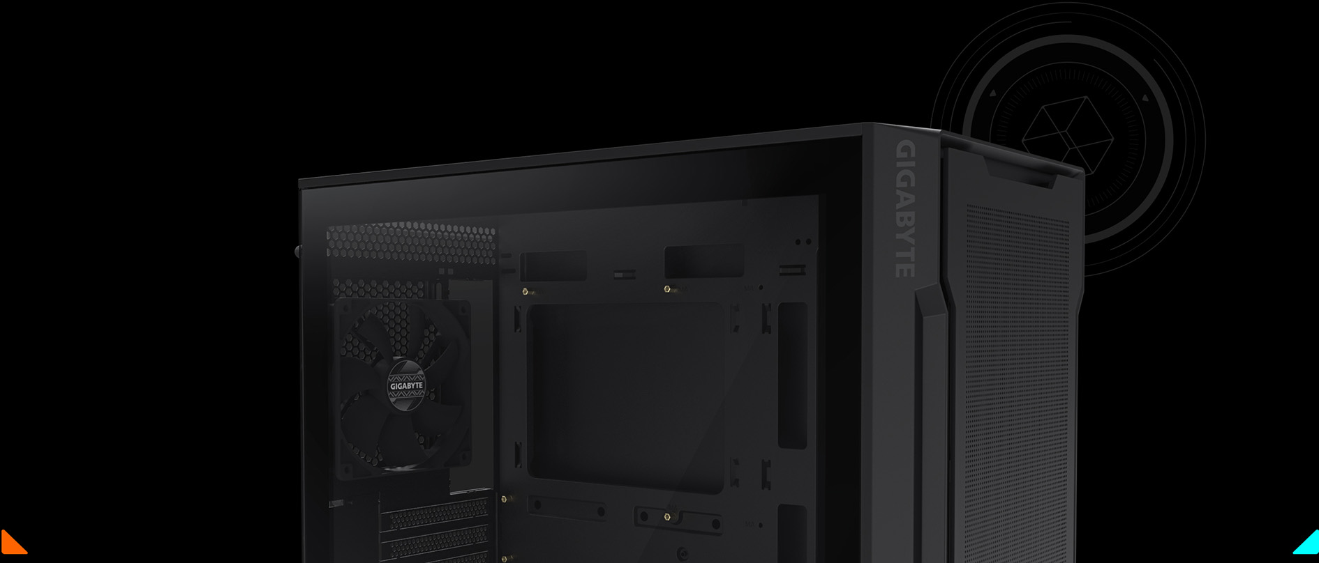 Vista cercana del Gabinete Gigabyte C102 GLASS, de color negro, mostrando el panel frontal con diseño perforado y ventilador trasero preinstalado dentro del chasis.