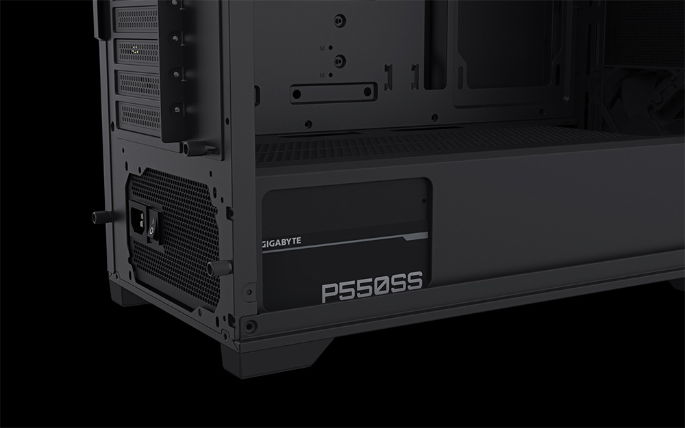 Vista trasera e inferior del Gabinete Gigabyte C102 GLASS mostrando una fuente de alimentación Gigabyte P550SS instalada en su compartimento dedicado.