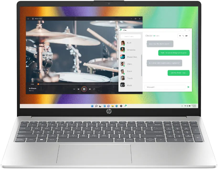 Notebook HP 15-fd0331la plateada, abierta con música y mensajes en la pantalla
