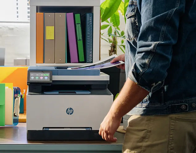 Primer plano de un hombre colocando documentos en la bandeja superior de la impresora multifunción HP Color LaserJet Pro MFP 3303fdw, lista para escanear o copiar