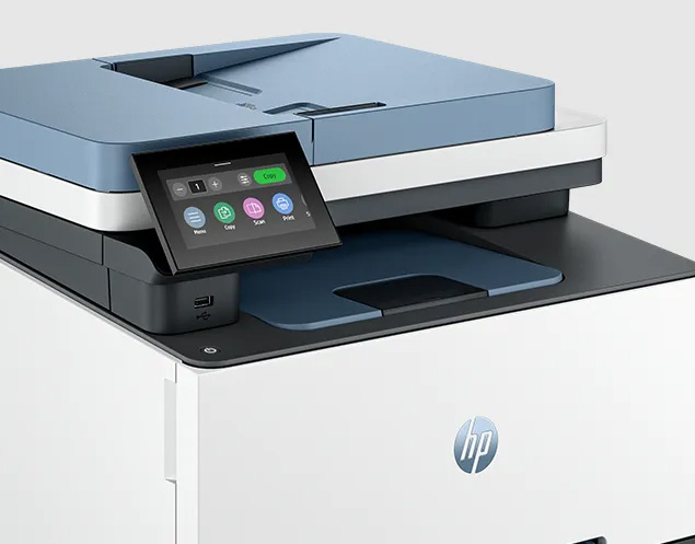Primer plano de la pantalla táctil de la impresora HP Color LaserJet Pro MFP 3303fdw con iconos grandes para Copiar, Escanear e Imprimir y un puerto USB frontal