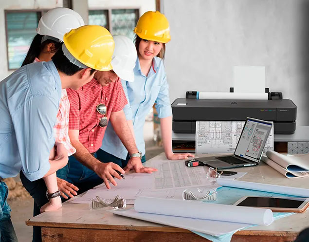 Ingenieros y arquitectos en casco imprimiendo planos en un plotter HP DesignJet T250 para proyectos de construcción.