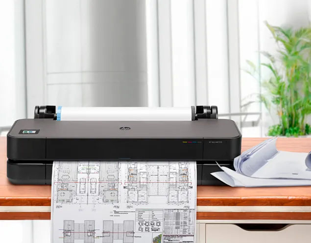 Plotter de escritorio HP imprimiendo un plano arquitectónico detallado en hoja continua.