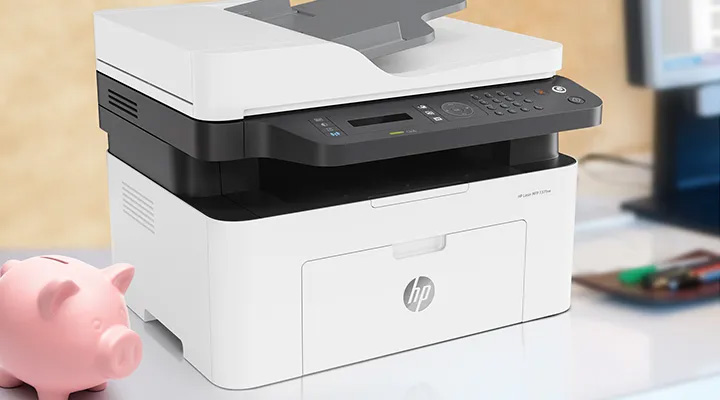 Impresora multifunción HP Laser 137fnw 4ZB84A con alcancía de chanchito que simboliza el ahorro que vos vas a tener.