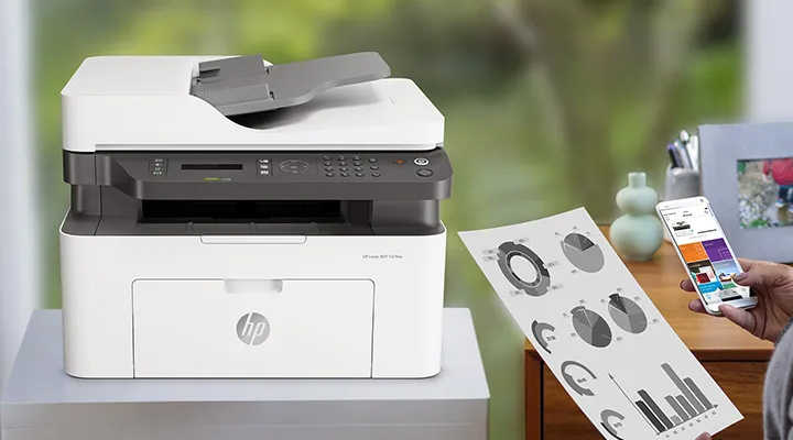 Impresora láser HP Laser 137fnw 4ZB84A imprimiendo un gráfico de torta con conexión inalámbrica desde tu celular.