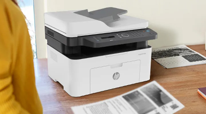 Impresora láser HP Laser 137fnw 4ZB84A imprimiendo a alta velocidad, perfecta para cuando tenés apuro en tu trabajo.