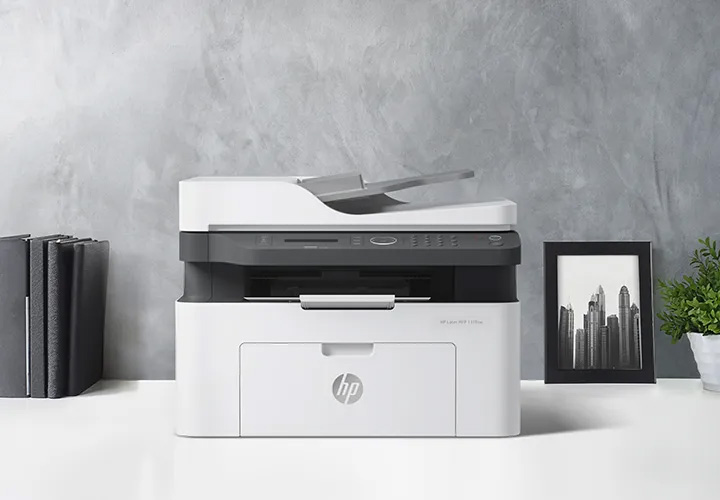 Impresora láser multifunción HP Laser 137fnw 4ZB84A blanca y negra con alimentador automático de documentos, ideal para tu oficina.