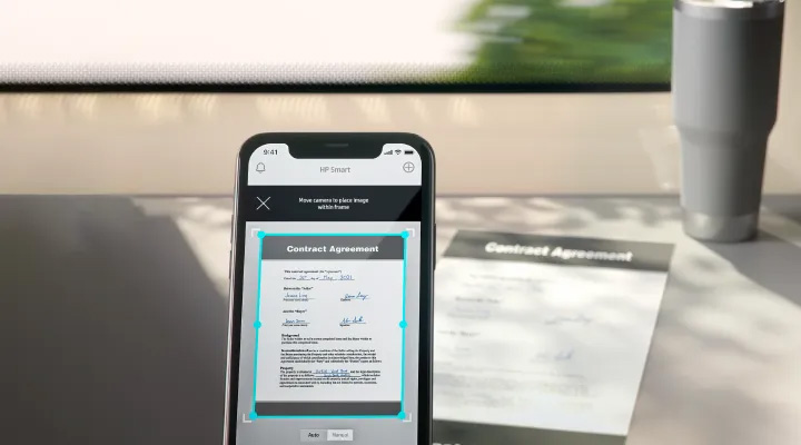 Escanéo de contrato con app HP Smart en celular, destacando la función para vos.