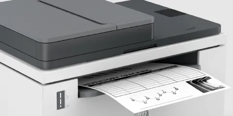 Impresora HP LaserJet Tank MFP 2602sdw blanca imprimiendo reporte de seguimiento de inventario.