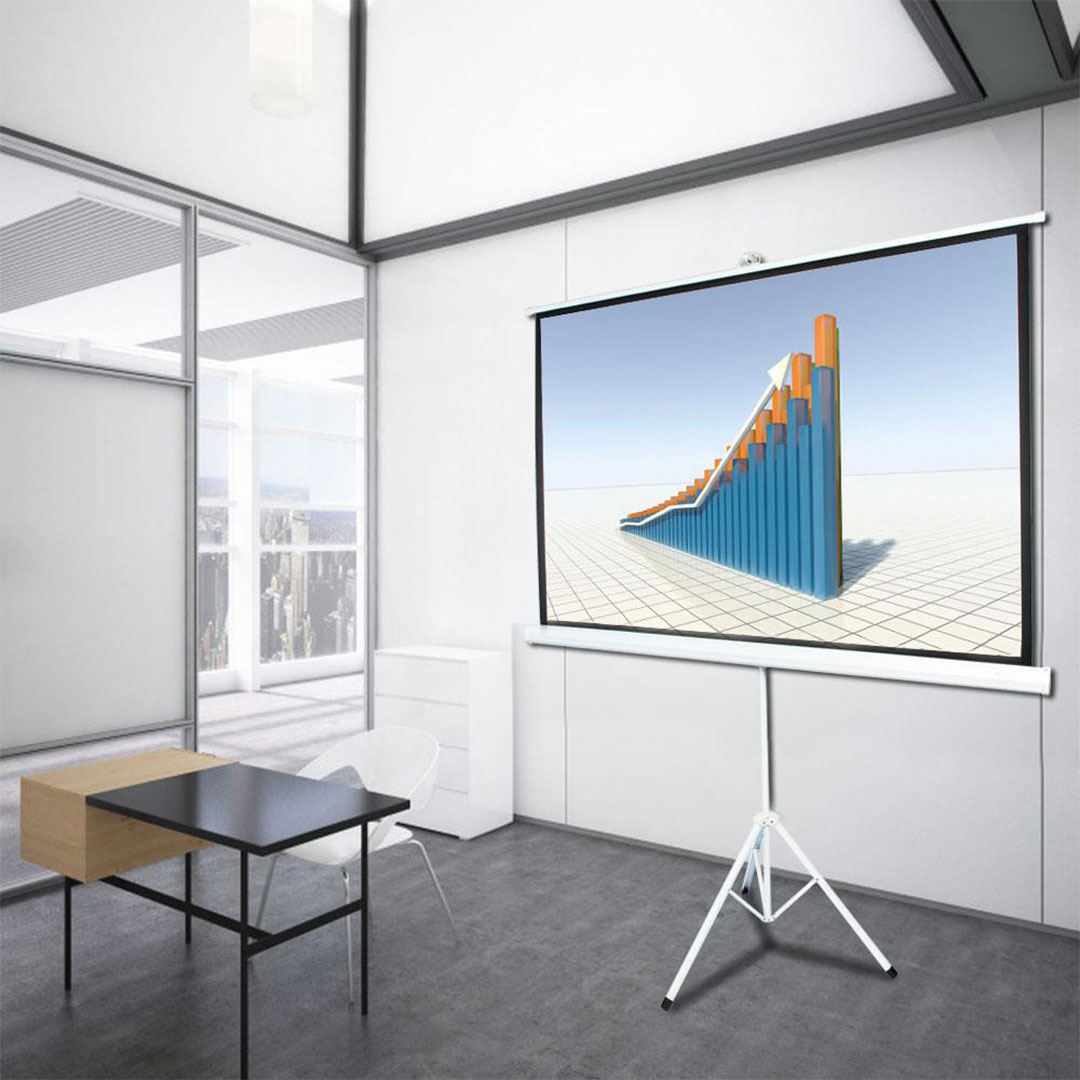 Imagen de una sala de conferencias moderna con una gran pantalla para proyección de imagen con trípode Intelaid IT-TPW82 proyectando una gráfica en 3D que muestra barras ascendentes, simulando un crecimiento o mejora en el rendimiento. La sala está vacía con una mesa plegable al frente y ventanas que permiten la entrada de luz natural.