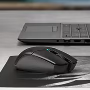 Vista lateral frontal del mouse Corsair KATAR PRO Wireless