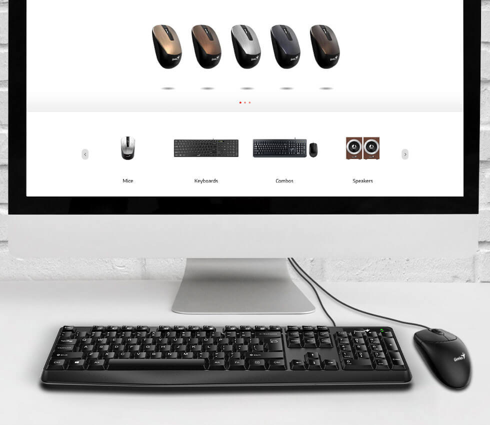 Teclado Genius KB-117 color negro frente a una PC