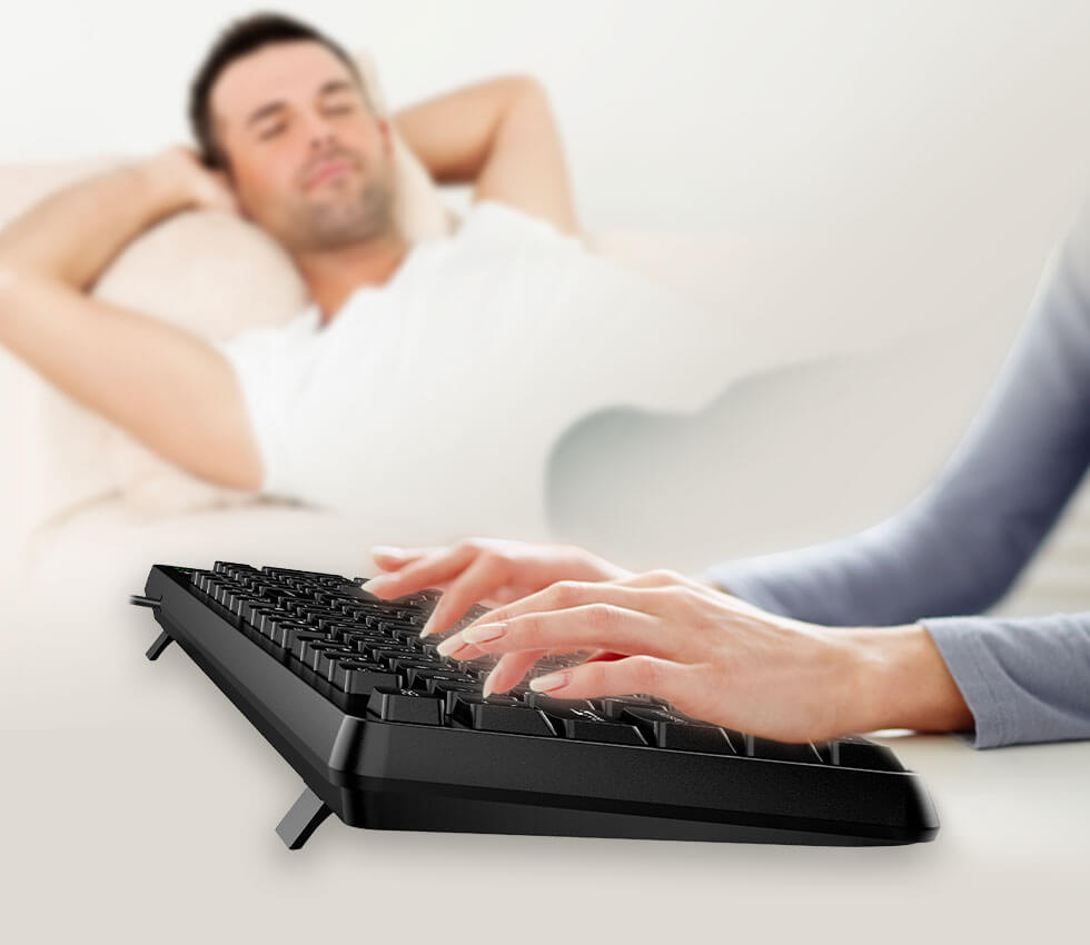 Una persona usando el teclado Genius KB-117 color negro
